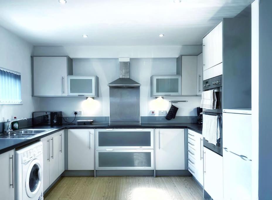 New Luxurious And Business Apt Διαμέρισμα Σουόνσι Εξωτερικό φωτογραφία